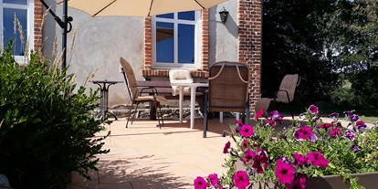 Monteurwohnung - WLAN - Groß Roge - Terrasse mit Grill und Sonnenschirm - Wohnung voll ausgestattet im Gutshaus Alt Krassow