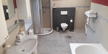 Monteurwohnung - Badezimmer: eigenes Bad - Remlin - Bad mit Wanne, Dusche und Waschmaschine - Wohnung voll ausgestattet im Gutshaus Alt Krassow