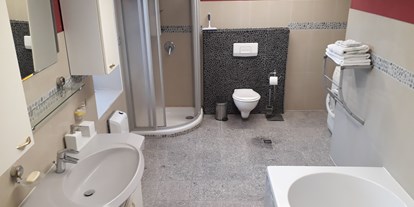 Monteurwohnung - Kühlschrank - Güstrow - Bad mit Wanne, Dusche und Waschmaschine - Wohnung voll ausgestattet im Gutshaus Alt Krassow