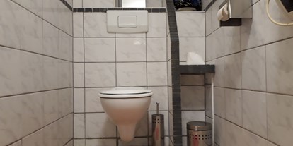 Monteurwohnung - Badezimmer: eigenes Bad - Lalendorf OT Friedrichshagen - Gäste WC - Wohnung voll ausgestattet im Gutshaus Alt Krassow