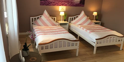 Monteurwohnung - WLAN - Saarlouis - Dreibettzimmer mit ausziehbarem Bett für 4 Personen - Palminas Ferienwohnungen