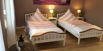 Monteurwohnung - Kühlschrank - Beckingen Honzrath - Dreibettzimmer mit ausziehbarem Bett für 4 Personen - Palminas Ferienwohnungen