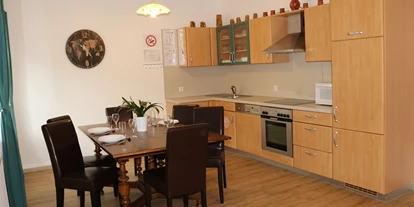 Monteurwohnung - Küche: eigene Küche - St. Valentin-Landschach - Wohnbereich, Essbreich, Küche 4 Personen Apartment  - Ferienhof Gruber