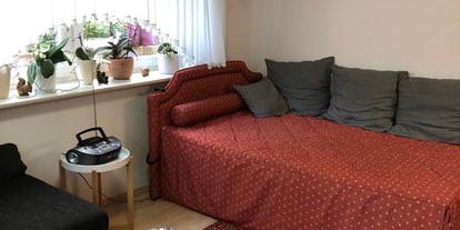 Monteurwohnung - Kühlschrank - PLZ 21514 (Deutschland) - Bett 120x200 im Wohnzimmer - Wiebke Grzembke