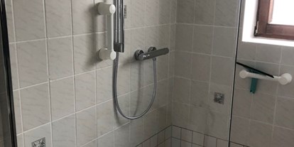 Monteurwohnung - Badezimmer: eigenes Bad - Güster - Dusche - Wiebke Grzembke