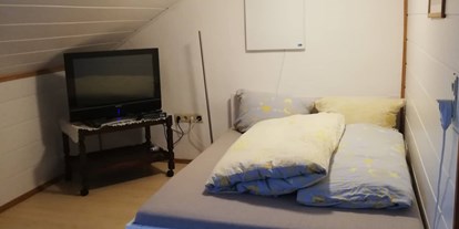 Monteurwohnung - Bettwäsche: Bettwäsche inklusive - Lachen Hetzlinshofen - GästeZimmer im DG - Parkplatz + Wlan ohne Küche
