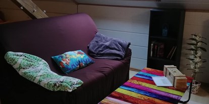 Monteurwohnung - Bettwäsche: Bettwäsche inklusive - Lachen - GästeZimmer im DG - Parkplatz + Wlan ohne Küche