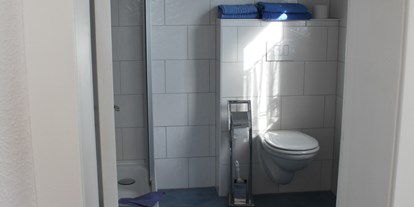 Monteurwohnung - Kühlschrank - PLZ 13407 (Deutschland) - Badezimmer - Gästehaus Erika