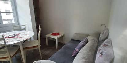 Monteurwohnung - Küche: eigene Küche - Groß-Gerau - Wohnzimmer mit Schlafcouch  - J&P Brunetti Zimmervermietung Rüsselsheim