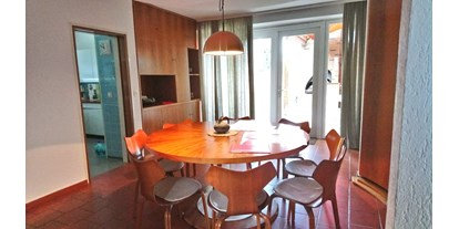 Monteurwohnung - Küche: eigene Küche - Florstadt - Esszimmer mit Bick auf Terrasse - FeWo/MonteurWohnung Waldsiedlung/Rhein-Main-Gebiet