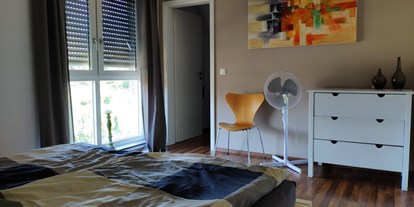 Monteurwohnung - TV - PLZ 47551 (Deutschland) - Schlafzimmer 1 mit Doppelbett - Ferienhaus Kalkar Nähe Kleve Bedburg-Hau Rees Emmerich Goch