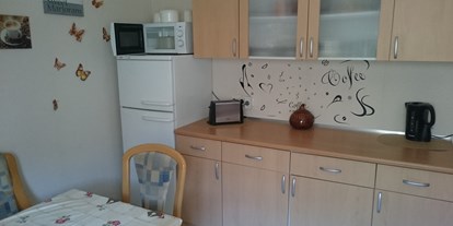 Monteurwohnung - Kühlschrank - Halver Oberbrügge - Küche mit Esstisch - Ferienwohnung Pulst