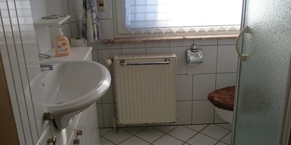 Monteurwohnung - Kühlschrank - PLZ 58553 (Deutschland) - Bad mit Dusche und WC - Ferienwohnung Pulst