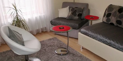 Monteurwohnung - TV - Zellingen - Wohnzimmer mit Blick zum Garten - Appartement Ilse Herbert Würzburg