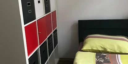 Monteurwohnung - Kühlschrank - Korneuburg - Apartment Falco Zimmer mit 4 Einzelbetten - Senator Flat Falco