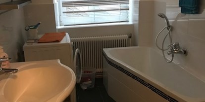Monteurwohnung - Kühlschrank - Gerasdorf - Apartment Falco Badezimmer - Senator Flat Falco