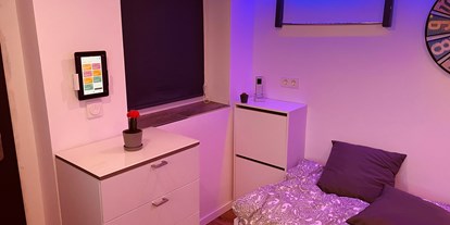 Monteurwohnung - Einzelbetten - Merenberg - Kommode mit 4 Schubladen und Schuhschrank  - sweet Lounge WIFI, Parklplatz Netflix, Garten 