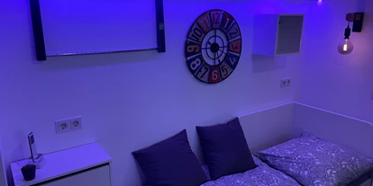 Monteurwohnung - Einzelbetten - PLZ 35638 (Deutschland) - Schlafbereich mit Dimmbarer Nachtleuchte. USB Steckdose zum Laden von Handys  - sweet Lounge WIFI, Parklplatz Netflix, Garten 