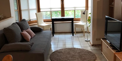 Monteurwohnung - Hund erlaubt - Surberg - Wohnbereich mit Erker und Sitzgelegenheit - Ferienwohnung Am Spenderberg