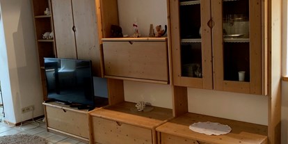 Monteurwohnung - Zimmertyp: Doppelzimmer - Castrum - Wohnbereich, Fernseher - Ferienwohnung Am Spenderberg