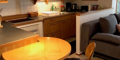 Monteurwohnung - Küche: eigene Küche - Palling - Küche mit Sitzgelegenheit - Ferienwohnung Am Spenderberg