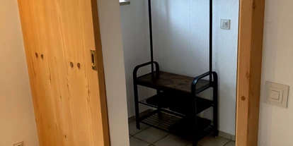 Monteurwohnung - Hund erlaubt - PLZ 83362 (Deutschland) - Garderobe im Eingangsbereich - Ferienwohnung Am Spenderberg