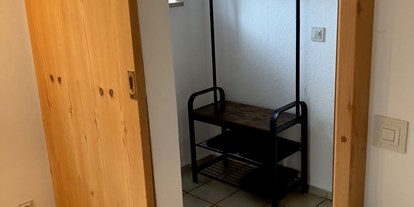 Monteurwohnung - Zimmertyp: Einzelzimmer - Anning bei Sankt Georgen, Chiemgau - Garderobe im Eingangsbereich - Ferienwohnung Am Spenderberg