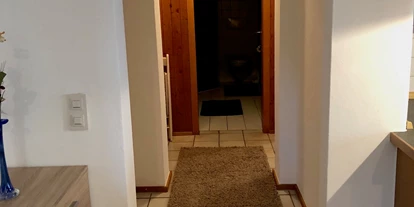 Monteurwohnung - Badezimmer: eigenes Bad - Surberg - Blick vom Eingangsbereich Richtung Bad und Schlafzimmer - Ferienwohnung Am Spenderberg