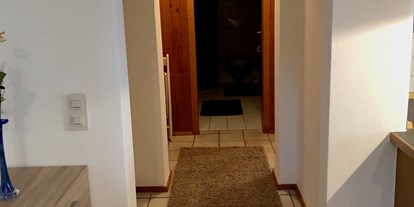 Monteurwohnung - Zimmertyp: Doppelzimmer - Eggstätt - Blick vom Eingangsbereich Richtung Bad und Schlafzimmer - Ferienwohnung Am Spenderberg