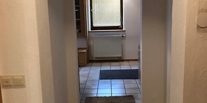 Monteurwohnung - Hund erlaubt - Palling - Blick vom Badezimmer Richtung Wohnbereich - Ferienwohnung Am Spenderberg