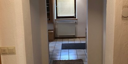 Monteurwohnung - Küche: eigene Küche - PLZ 83371 (Deutschland) - Blick vom Badezimmer Richtung Wohnbereich - Ferienwohnung Am Spenderberg