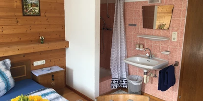 Monteurwohnung - Endach - Monteurzimmer mit Dusche und Waschbecken - Hinterleitenhof.at