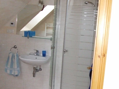 Monteurwohnung - Kühlschrank - Krummensee - Zimmer immer mit Dusche - Pension Feldblick