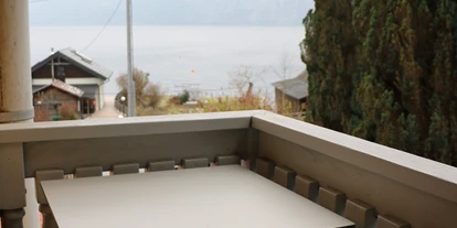 Monteurwohnung - Küche: eigene Küche - Desselbrunn - Balkon mit seitlichem Seeblick - Gasthof Gruber Zimmer 1