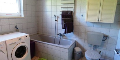 Monteurwohnung - Kühlschrank - PLZ 26532 (Deutschland) - Badezimmer mit DU, Wanne, WC, Waschmaschine und Wäschetrockner - Ferienwohnung Kutscherhuus für Monteure