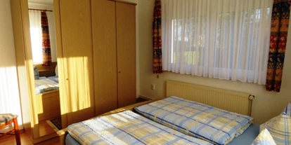 Monteurwohnung - Kühlschrank - Nordseeküste - Schlafzimmer II mit 2 Betten - Ferienwohnung Kutscherhuus für Monteure