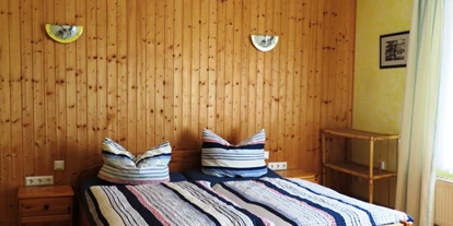 Monteurwohnung - Kühlschrank - Nordseeküste - Schlafzimmer I mit 3 Betten - Ferienwohnung Kutscherhuus für Monteure