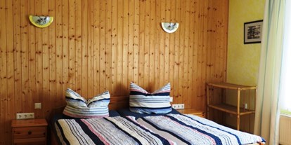 Monteurwohnung - Badezimmer: eigenes Bad - Westerholt - Schlafzimmer I mit 3 Betten - Ferienwohnung Kutscherhuus für Monteure