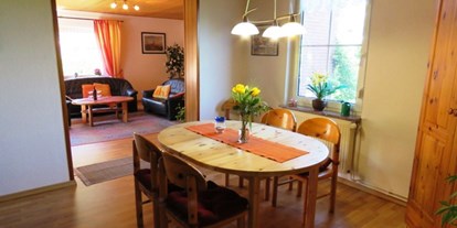 Monteurwohnung - Küche: eigene Küche - Holtgast - Separates Esszimmer - Ferienwohnung Kutscherhuus für Monteure