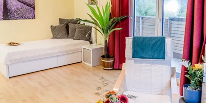 Monteurwohnung - Kühlschrank - Villmannsdorf - Wohnzimmer mit einem fixen Bett oder Doppel - Schlafcouch - Ferienwohnung Mountain View 1