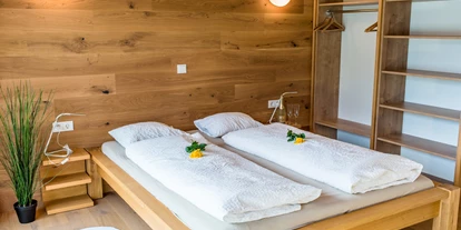 Monteurwohnung - Bettwäsche: Bettwäsche inklusive - Versbichl - Schlafzimmer von Bungalow Mountain View Wood in Spital am Pyhrn - Ferienwohnung Mountain View 1