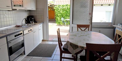 Monteurwohnung - Bettwäsche: Bettwäsche inklusive - PLZ 21391 (Deutschland) - komplette Küche mit Terrasse - Monteurzimmer u. Wohnungen Nähe Lüneburg