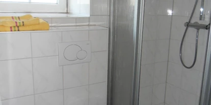 Monteurwohnung - Bettwäsche: Bettwäsche inklusive - Reinstorf - Bad mit Dusche und WC - Monteurzimmer u. Wohnungen Nähe Lüneburg