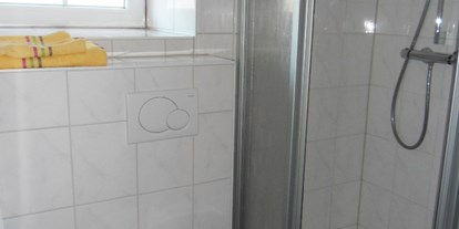 Monteurwohnung - Kühlschrank - Rullstorf - Bad mit Dusche und WC - Monteurzimmer u. Wohnungen Nähe Lüneburg