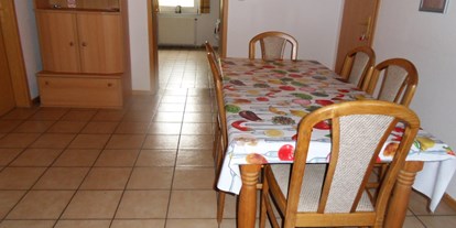 Monteurwohnung - Küche: eigene Küche - Lüneburger Heide - großer Tisch im Essbereich - Monteurzimmer u. Wohnungen Nähe Lüneburg