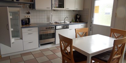 Monteurwohnung - Kühlschrank - Rullstorf - komplette Küche mit Zugang zur Terrasse - Monteurzimmer u. Wohnungen Nähe Lüneburg