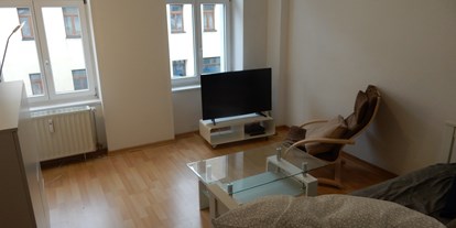 Monteurwohnung - Küche: eigene Küche - Böhlen (Landkreis Leipzig) - Wohnzimmer - Zentrale 2 Zimmer EG Wohnung mit Balkon