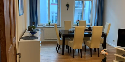 Monteurwohnung - Hund erlaubt - Sieverstedt - Wohnzimmer - Zentrale 3 Zimmer Altbauwohnung mit Balkon