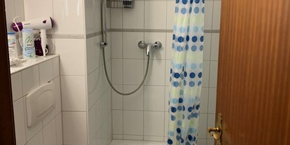 Monteurwohnung - Kühlschrank - PLZ 24994 (Deutschland) - Badezimmer - Zentrale 3 Zimmer Altbauwohnung mit Balkon