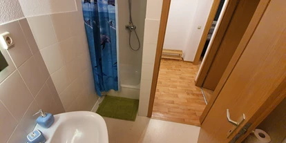 Monteurwohnung - Badezimmer: eigenes Bad - Dößel - Badezimmer - 2 Zimmer Wohnung neben Burg Giebichenstein 